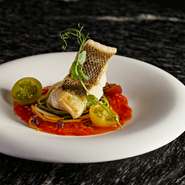 ランチ・ディナーとも、コース料理やアラカルトにセットして楽しめるペアリングを用意。ソムリエ厳選のワインペアリングに加え、オーガニック茶葉のティーペアリングも好評です（詳細は「ドリンク」ページを参照）。