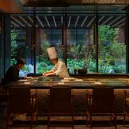 四季折々の『おまかせコース』に加え、日本＆海外のシェフやワインメーカーなどとコラボレーションした特別メニューも定期的に登場。鉄板焼の新たな魅力を発信しています。詳細は店舗公式HPなどでご案内。