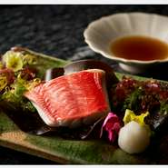 旬の鮮魚を使った料理も充実。写真の一例は金目鯛の蒸し物。「焼く」調理以外に、「蒸す」調理もゲストの目の前で仕上げて提供。