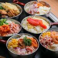 バラエティー豊かな6種類のもんじゃ焼きが揃っており、その中でも特に人気なのが『清十郎もんじゃ』。具材が豊富で、スタッフが目の前の鉄板で丁寧に焼いて提供してくれます。