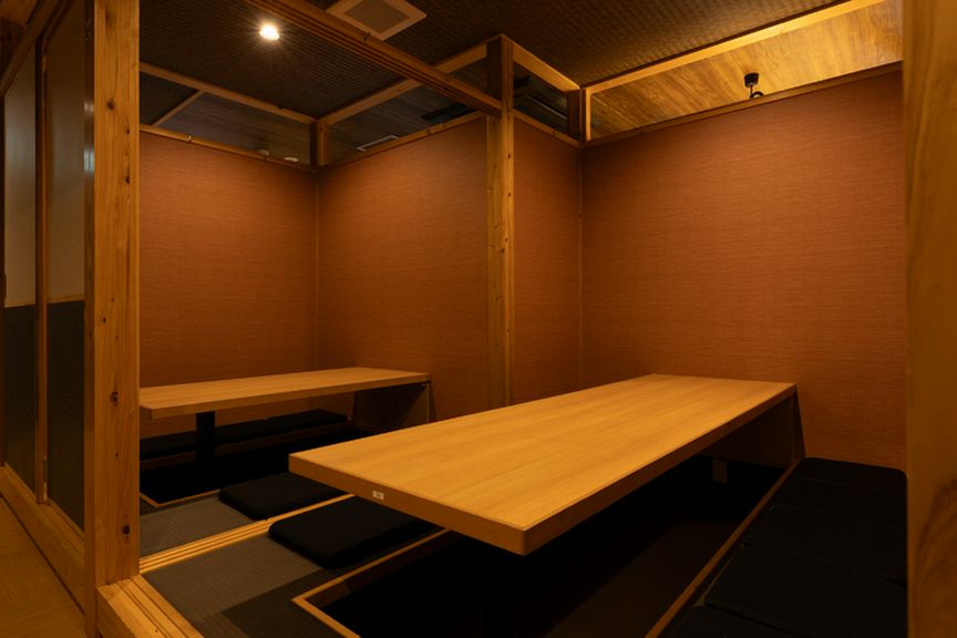 ゆっくりと食事を楽しめる、掘りごたつの個室やテーブル席を完備