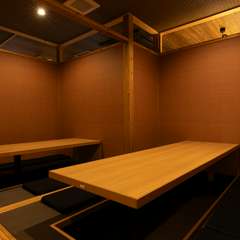 ゆっくりと食事を楽しめる、掘りごたつの個室やテーブル席を完備