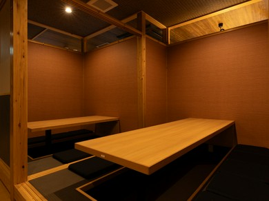 ゆっくりと食事を楽しめる、掘りごたつの個室やテーブル席を完備