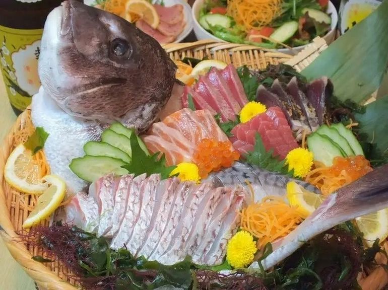 おいしい海鮮が自慢の【海航】。季節に合わせた鮮魚が楽しめる盛り合わせ『お造り盛り合わせ』