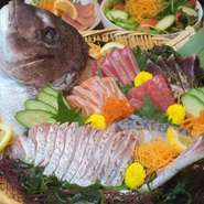 その日その時季オススメの、季節に合わせた鮮魚が堪能できる一皿。毎日、明石より直送され、3種・5種・7種と、人数・量・価格で選べます。なお、お造りは単品でもオーダー可能です。
