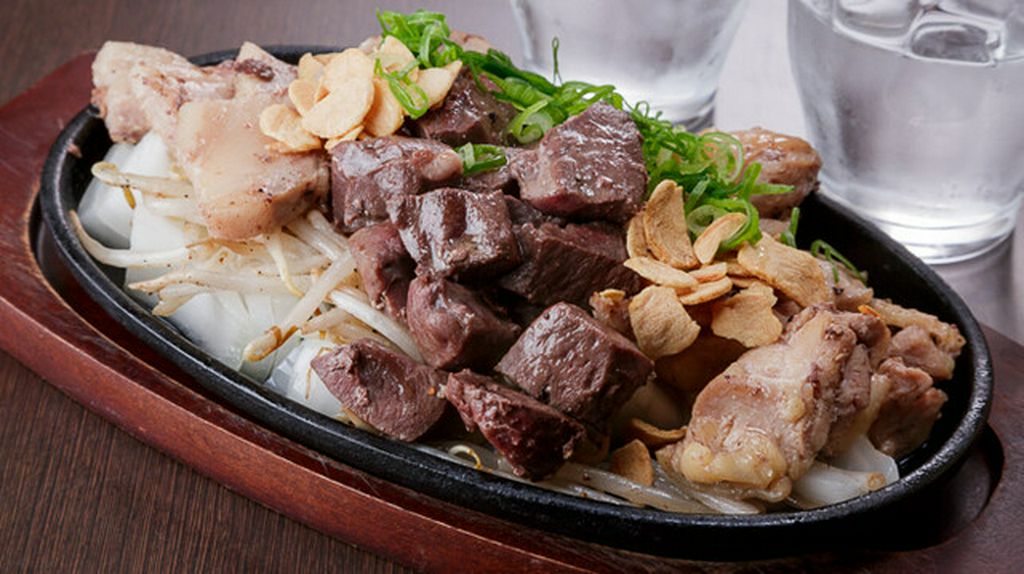 がっつりと肉を楽しみたい方にオススメ。【海航】の肉料理で一番人気『4種の肉　モリモリMIX鉄板』