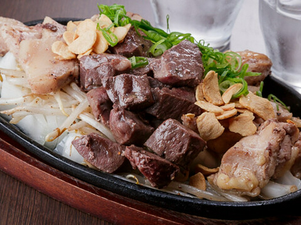 がっつりと肉を楽しみたい方にオススメ。【海航】の肉料理で一番人気『4種の肉　モリモリMIX鉄板』