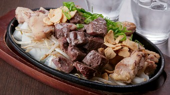 がっつりと肉を楽しみたい方にオススメ。【海航】の肉料理で一番人気『4種の肉　モリモリMIX鉄板』