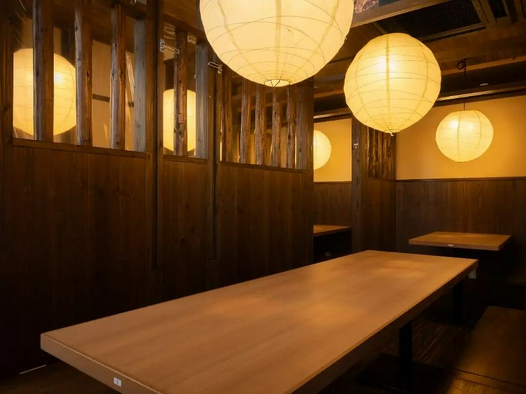 宴会や女子会に。広々としたテーブル席