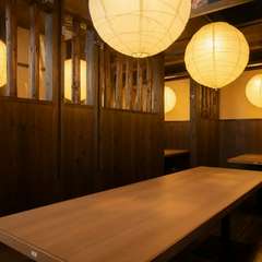 宴会や女子会に。広々としたテーブル席