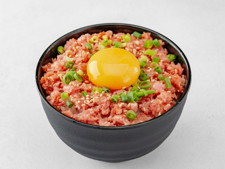 背徳感と上品さを両立した、大人の丼『艶卵ラムユッケ丼　甘香ダレ仕立て』