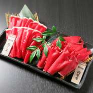 北海道産の蝦夷鹿から、柔らかなロースともも肉を贅沢に使用。
脂が少なく上品な赤身の旨みが際立つ、ヘルシーなしゃぶしゃぶです。
しっとりとした食感と繊細な甘みが口いっぱいに広がります。