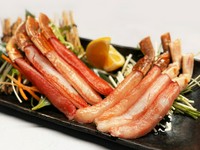 ぷりっとした食感と上品な甘みが魅力のズワイガニを、贅沢に8本盛りでご用意。
さっとお出汁にくぐらせれば、身が花のように開き、とろける口当たりに。
ズワイガニ本来の旨みを存分にお楽しみください。