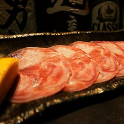 コリッと食感と澄んだ後味。箸が止まらない『超希少!!ラムタンしゃぶしゃぶ』