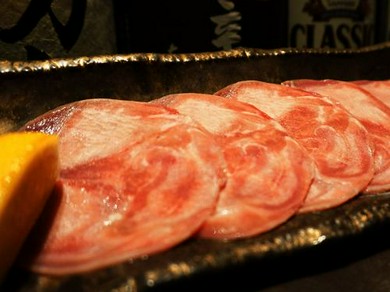 コリッと食感と澄んだ後味。箸が止まらない『超希少!!ラムタンしゃぶしゃぶ』