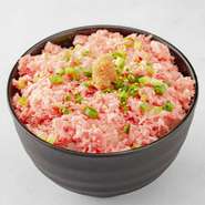 ハーフサイズ　770円／牛とろ丼は聞いたことあるけど、ラムとろ丼??アツアツのご飯の間に2層に分かれて敷かれたラムとろは、ラムのにおいもなく、山わさび醤油と混ぜてお召上がりください