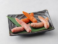 ［あらびき、チョリソー、ガーリック］噛むたびに広がる濃厚なラム肉の旨みが口いっぱいに広がります。3種盛り　770円／選べる2本　550円／選べる　1本330円