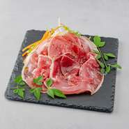 厳選したラム肉をじっくり塩漬け・熟成させた自家製生ハム。
羊肉ならではの深いコクと香りが口いっぱいに広がります。
ほどよい塩味と柔らかな舌ざわりで、ワインやビールとの相性も抜群です。