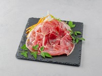 厳選したラム肉をじっくり塩漬け・熟成させた自家製生ハム。
羊肉ならではの深いコクと香りが口いっぱいに広がります。
ほどよい塩味と柔らかな舌ざわりで、ワインやビールとの相性も抜群です。