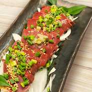 新鮮なラムレバーを丁寧に下処理し、クセを抑えてとろけるような食感に仕上げました
濃厚でありながら後味はすっきり。羊肉ならではのコクと甘みを存分に味わえます。
希少部位のため数量限定でご提供しております。