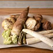 北海道余市の「雉子谷（きじたに）農園」をはじめ「コロポックル村」など、自分が惚れ込んだ生産者から直接仕入れる野菜たち。その野菜にしかない食感の“個性”を最大限活かすためには、火の入れ具合が肝です。
