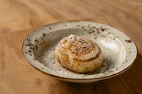 北海道余市の「雉子谷（きじたに）農園」の新玉ねぎを使用。じっくり火を入れた玉ねぎは、それ単体がすでにシチューのような味わいに仕立てられており、パルメジャーノチーズをおろすことで、メインの一品にも昇格。