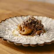 ジビエを煮込んだラグーソースを合わせたショートパスタ。コクがあり、魚醤のような旨みの集合体であるラグーには、小麦の香りが強く、ジビエの力強さにも合わせられる「ヴィチドーミニ」のパッケリを採用。