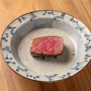 鹿肉のローストは、鮮度や柔らかさが見て取れる、薄いピンク色。しっとりと保湿された身は味わい深く、余韻まで楽しめます。「うちで卸してもらっているのはきれいな味の鹿肉なので、そのままがおいしい」と小林氏。