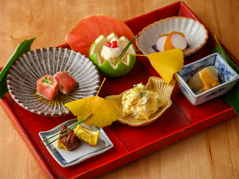 全国のおいしい旬食材を揃え、伝統＆新趣向の本格和食を披露