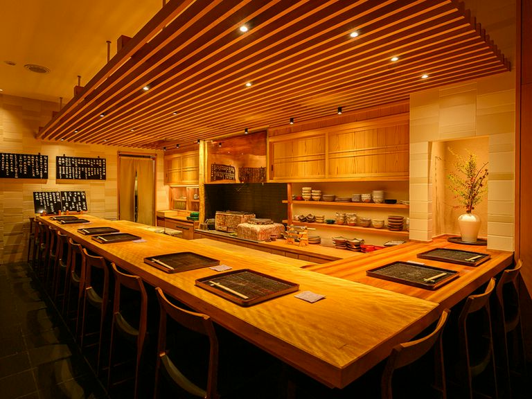 料理人の所作や調理の臨場感を楽しみながら、思い思いに憩える