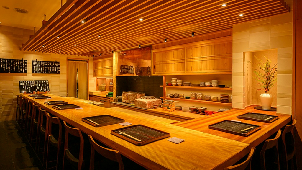 料理人の所作や調理の臨場感を楽しみながら、思い思いに憩える