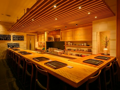 料理人の所作や調理の臨場感を楽しみながら、思い思いに憩える