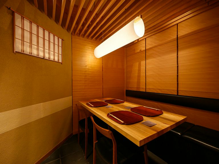 和の意匠が美しい個室を完備。少人数での接待や会食に好評
