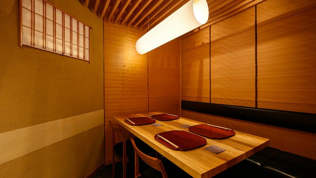 和の意匠が美しい個室を完備。少人数での接待や会食に好評