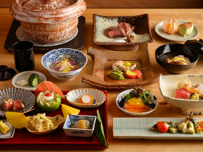 旬の美味を五感で愛でる少量多皿の『季節のおまかせコース』