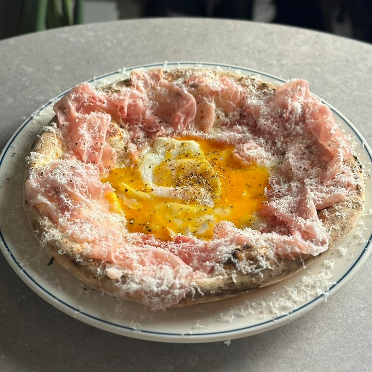 FULLMOONピザ　～生ハムとたっぷりチーズのビスマルク～