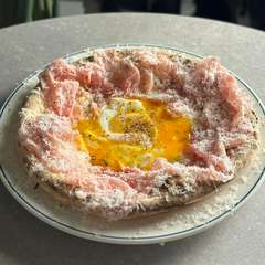 FULLMOONピザ　～生ハムとたっぷりチーズのビスマルク～