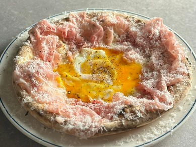 FULLMOONピザ　～生ハムとたっぷりチーズのビスマルク～