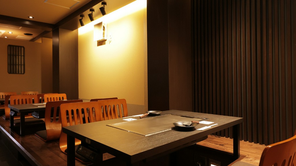 店内は全32席（8テーブル）貸し切り等、団体利用時は40名収容可