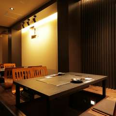 店内は全32席（8テーブル）貸し切り等、団体利用時は40名収容可