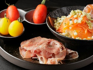 鉄板料理以外にも、旬の食材を使ったさまざまなお楽しみを用意