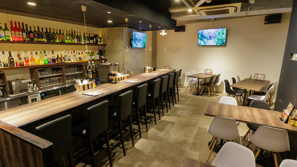 カウンターでは豊富なこだわりカクテルを楽しむことも