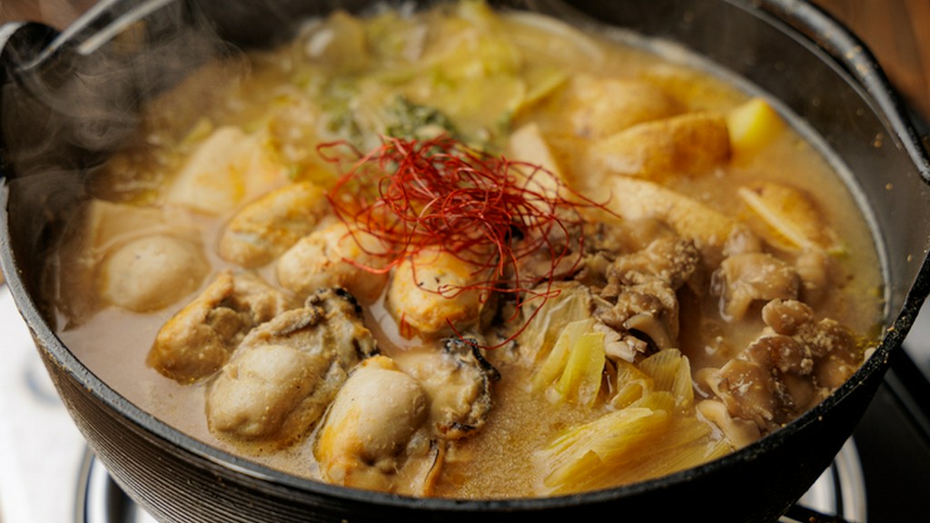 自慢の牡蠣を大胆に使った鍋料理