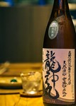 コースでは、旬の料理に合わせた日本酒も用意。お酒も食材同様に、その時期ごとのおいしい酒を、全国各地より取り揃えています。