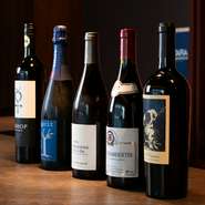 500～600本のワインを所有し、店舗には100本を超える数のワインを保管。川口氏の深い知識と情熱はワイン選びの際に顕著に表れ、ワイン好きな人々にとって忘れがたい経験をつくりだしています。