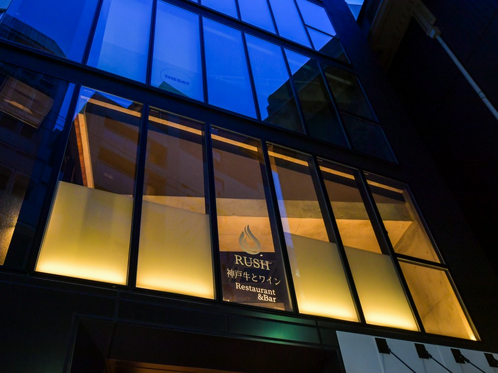 ビルの2階、静かに佇むその姿は隠れ家のよう