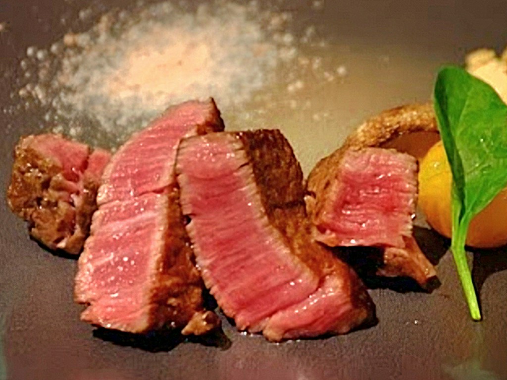 神戸牛ならではの風格と、炭火の風味が調和『A5神戸牛ステーキ』