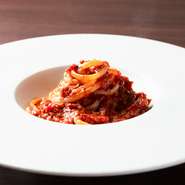 まずは神戸牛を挽くことから始めていき、赤ワインで仕上げることで深みとコクを増幅。手づくりのソースが素材の魅力を引き出し、食欲をそそります。リングイネのモチっとした食感が、絶妙なアクセントに。