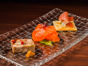 奥行きのある味わいに触れ、食事の始まりを華やかに彩る『前菜3種盛り合わせ』