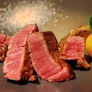 神戸牛の中でも希少なシャトーブリアンを使ったステーキ。外側は香ばしく焼き上げられ、ミディアムレアの断面からはしっとりとした肉汁が感じられます。その贅沢で芳醇な香りが、至福の時間を演出。